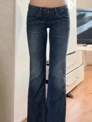 Supersnygga lowwaist jeans! - INTE MINA BILDER!! Säljer mina gamla favoritjeans då de tyvär inte passar längre. Storlek S. Bra i längden på mig som är 155 ❤️ Midjemått: 37cm. Innerbenslängd: 73cm