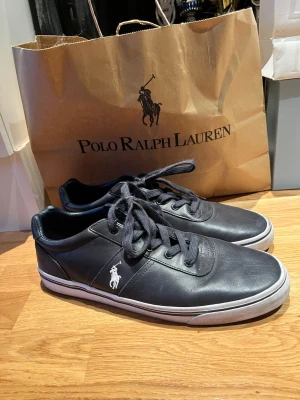 Svarta Polo Ralph Lauren sneakers - Svarta Ralph Lauren skor i storlek 46 skick 8,5/10 inte mycket använda pris 399 🔥