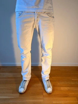 Dondup Jeans - Tja! Säljer dessa sjukt feta vita dondups i Strl 32. Skicket är bra och vid minsta lilla fundering behöver ni aldrig tveka på att höra av er 🙂🤝