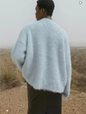 Stickad tröja i alpackamix  - Superfin oversized stickad tröja i alpackamix från Nakd supermysigt material som inte sticks, endast testad, nypris 799💕