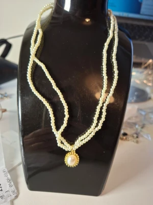 Pärlhalsband med guldigt hänge - Fler fina accessoarer finns på min profil 💍  More exquisite accessories on my profile listings.