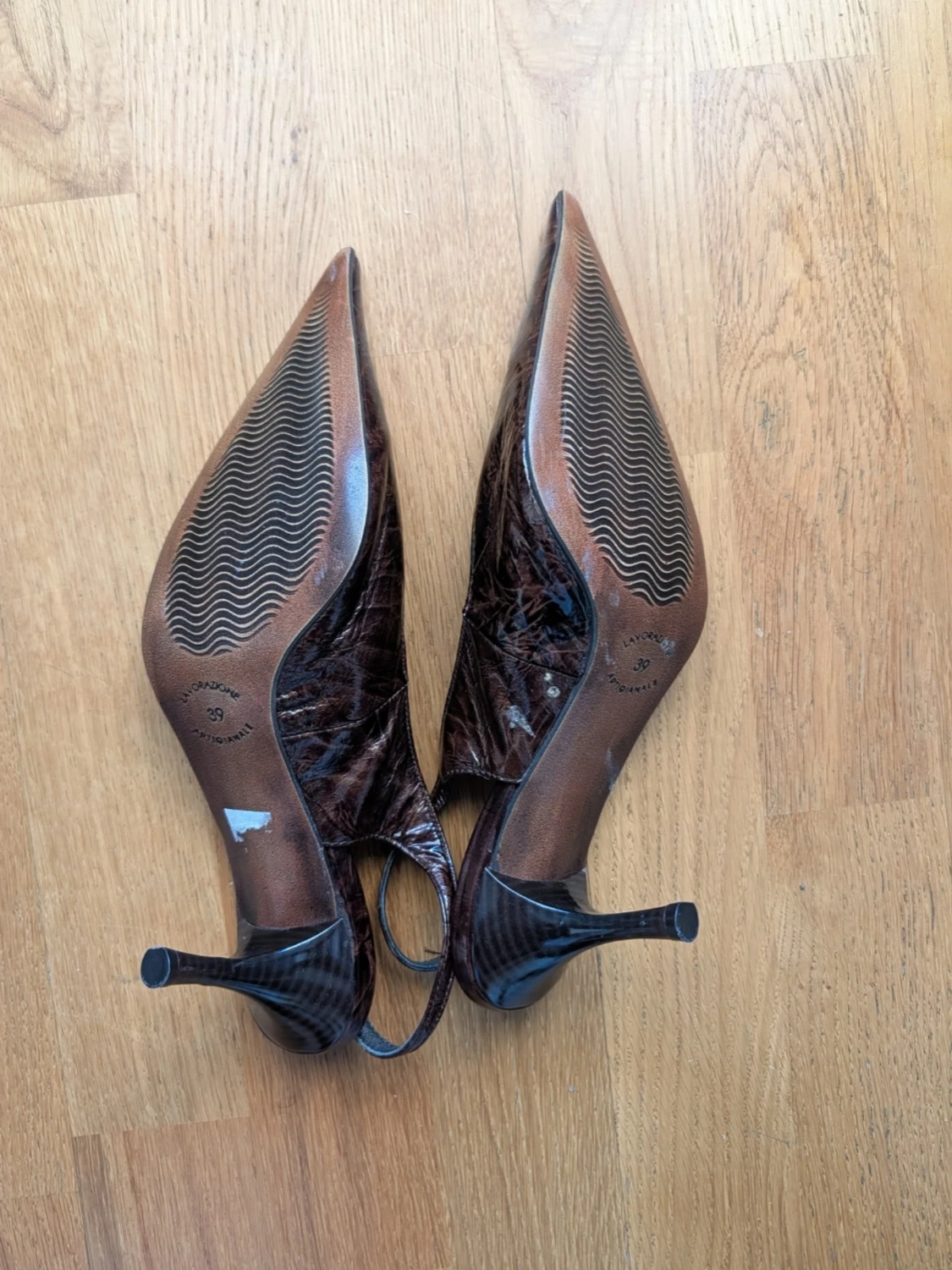 Bruna spetsiga pumps i lack - 1