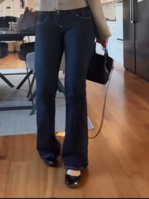 As snygga jeans från gina  - !!BYTE!! vill byta mina snygga jeans från gina till ett par 38. Jag har 36 nu. Skicka prisförslag om du är intresserad av att köpa🩷använd fåtal gånger