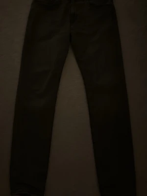 Svarta raka jeans storlek W33 L34 levi  - Säljer ett par svarta jeans med rak passform. Klassisk femficksmodell och normal midja. Perfekta till en avslappnad stil och funkar året runt. Materialet är denim och färgen är helsvart.