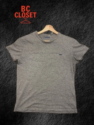 Jacob cohen t shirt (FRI FRAKT!!) - En grå stilren t shirt ifrån Jacob Cohen som bokstavligt funkar till alla tillfällen! Den har ett grått tryck på bröstet med små blåa detaljer utöver tröjan! Tröjan är i storlek S och är true to size, den passar mig som 178-179 bra! Skriv för frågor och priset går att diskutera! ✅🤝