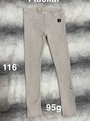 Beige ribbade leggings från Polarn O. Pyret - Säljer ett par beige ribbade leggings från Polarn O. Pyret. Perfekta att matcha med oversized tröjor eller hoodies.Fläckar. Storlek 116🌸 Fläckar. Storlek 116