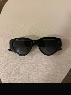 Svart skärp med silverfärgat spänne - Stilrent svart skärp med ett klassiskt silverfärgat spänne. Perfekt accessoar för att lyfta din outfit. Skärpet har en enkel design och passar till många olika stilar.