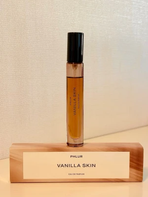 Phlur Vanilla Skin Eau de Parfum 9,5 ml - Phlur Vanilla Skin är en ikonisk vaniljdoft från Phlur med noter av bland annat rosa peppar, äpple, jasmin, vanilj, sandelträ och agarwood. Knappt använd, vilket syns på bild. Givetvis förvarad mörkt och svalt. Kommer i originalförpackningen.   Flaskan innehåller 9,5 ml.