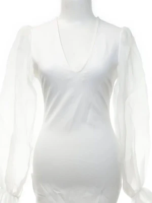 Vit kort klänning med puffärmar - Supersnygg vit kort klänning med transparenta puffärmar från Ivyrevel. Klänningen har en figurnära passform som ger en elegant look. I storlek XL men passar mer en M/L. Endast prövad.