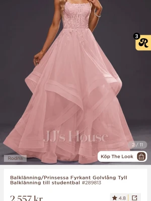 Rosa balklänning i tyll med spets - Drömmig rosa balklänning från JJ's House i tyll med spetsdetaljer på livet och volang i kjolen. Klänningen är golvlång, har axelbandslös design och en elegant prinsesskänsla. Perfekt för bal eller student. Lite osäker på om jag vill sälja! Pris kan diskuteras vid snabb affär💗💗Köpt för 2557!