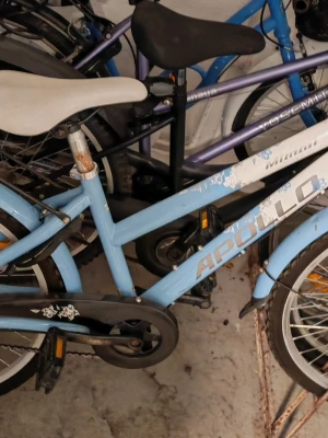 Blå Apollo cykel med vit sadel - Säljer en ljusblå cykel från Apollo med vit sadel och svarta detaljer. Cykeln har stänkskärmar, kedjeskydd med blommönster och reflexer på hjulen. Passar perfekt för dig som vill ha en snygg och praktisk cykel till vardags. 24tums hjul.