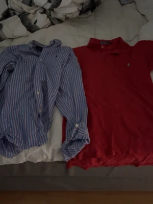 Blårandig skjorta från Ralph Lauren - Säljer en klassisk blårandig skjorta från Ralph Lauren i storlek L (14-16). Skjortan har vita och orange ränder, knappar framtill och är tillverkad i 100% bomull. Perfekt för en stilren och avslappnad look.