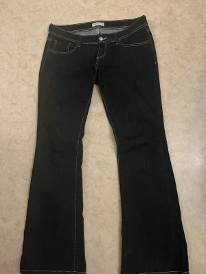 Mörkblå bootcut jeans - Sparsamt använda och bra skick!💞, storlek 40  men mer som 36/38💞