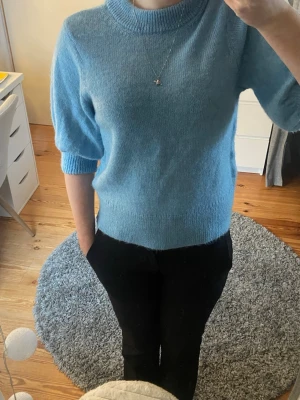 Ljusblå stickad tröja med puffärm - Snygg ljusblå stickad tröja med puffärm och ribbade muddar. Tröjan har en högre rund halsringning och har ett mjukt tyg. 💙                                                   Tröjan är i storlek S men passar också XS. Köptes för 399kr på ONLY och är endast använd 1 gång. 💙