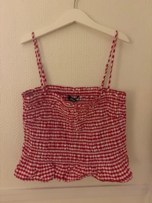 Linnetopp  -  Säljer denna jättesöta röd vit rutiga topp från gina. Så fin nu till sommaren. Säljer då den inte kommer till användning. Skriv gärna vid intresse eller frågor💛💛