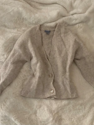 stickad topp lindex  - super fin beige stickad kofta/tröja från lindex som går in i midjan. stl S och fint skick!💕