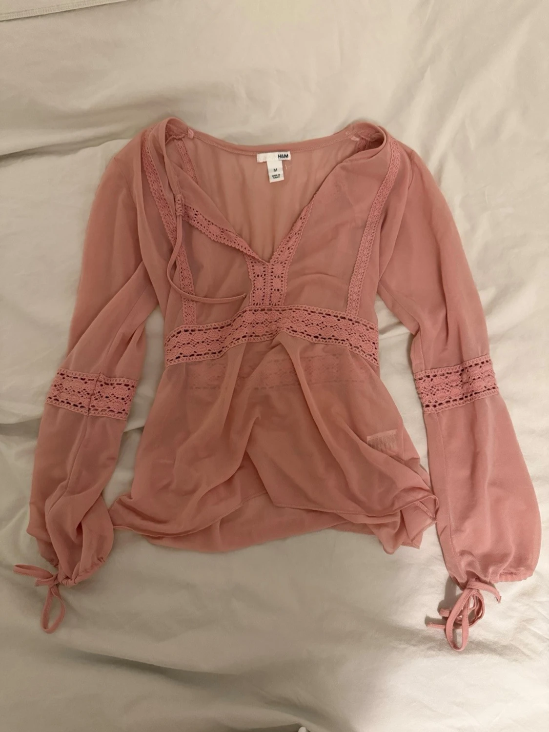 Rosa topp med spetsdetaljer