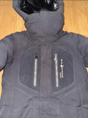 Svart jacka från Sail racing  - Inga fel förutom att öglan där du hänger upp den på en krok tillexempel den är av, pris kan diskuteras 