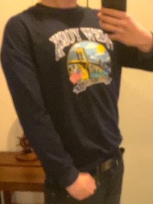 Tjocktröja i stl M  (okänt märke) lite oversized fit - Sitter jätteskönt och passar perfekt till vår och höst,