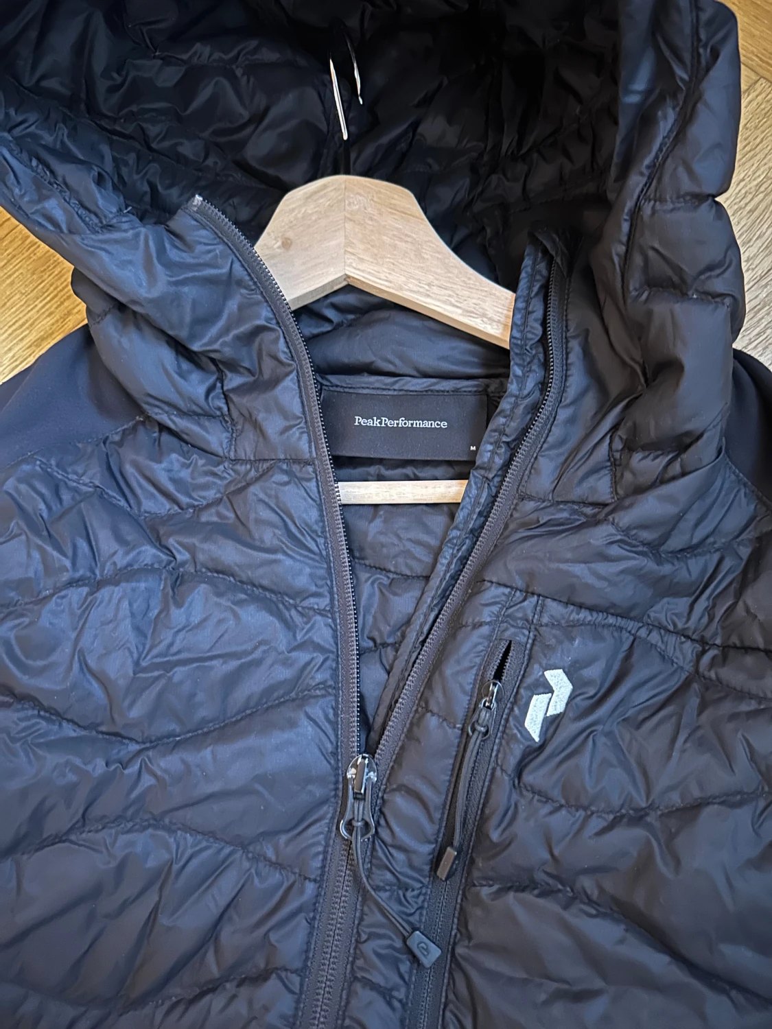 Svart hybriddunjacka från Peak Performance - 1