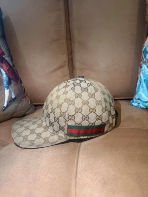 Gucci keps - Gucci canvas beige, mycket fint skick. Såklart äktahets garanti på denna och alla andra kepsar vi har ute till salu! 