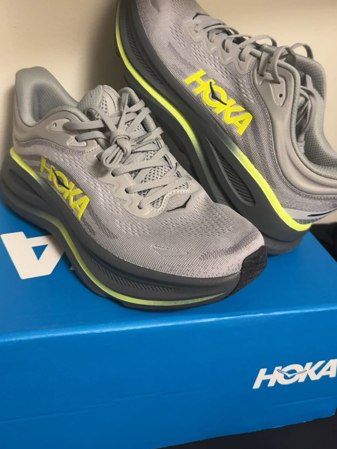 Gråa Hoka sneakers med neongula detaljer