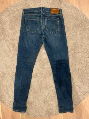 Dondup Jeans Tara - Säljer nu dessa riktigt shyssta dondup jeansen, modellen är Tara & sitter Slimfit, dessa att en riktigt snygg blå tvätt, storleken på dessa är 28, vårat pris för dessa ligger på 499, vid fler frågor kring mer bilder eller liknande är det bara att höra av sig / AC Fashion