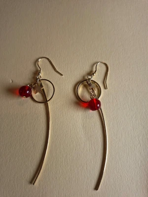 Guldiga örhängen med röda pärlor - Fler fina accessoarer finns på min profil 💍  More exquisite accessories on my profile listings.