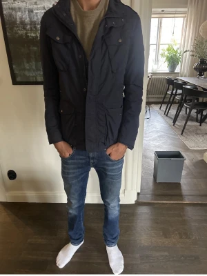 Woolrich Field jacka. - Säljer denna stilrena woolrich jackan. Fint skit, alla knappar finns kvar, vid frågor eller liknande så hör av er. Priset är inte 100% hugget i sten.