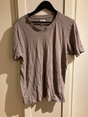 Ljuslila t-shirt från Acne Studios - En stilren ljuslila t-shirt från Acne Studios Pop Classics-kollektionen. Klassisk rund halsringning och korta ärmar i mjuk bomull. Perfekt basplagg för en clean och enkel look.