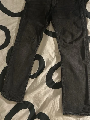 Levis jeans - Säljer ett par väldigt sköna grå Levis 514 straight leg i storlek 32/30. De har varit använda i ca 4 månader så jeansen är nästan inte alls slitna. Nypris 1349kr. Har du frågor så får du gärna kontakta!