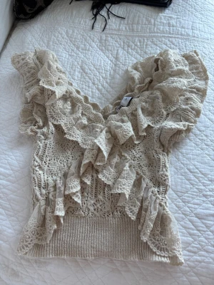 Beige stickad Zara topp🩷 - Säljer denna super fina Zara toppen som inte säljs längre. Den är i jätte fint skick och använd några fåtal  gånger. Säljer pågrund av att den är lite för liten för mig🩷