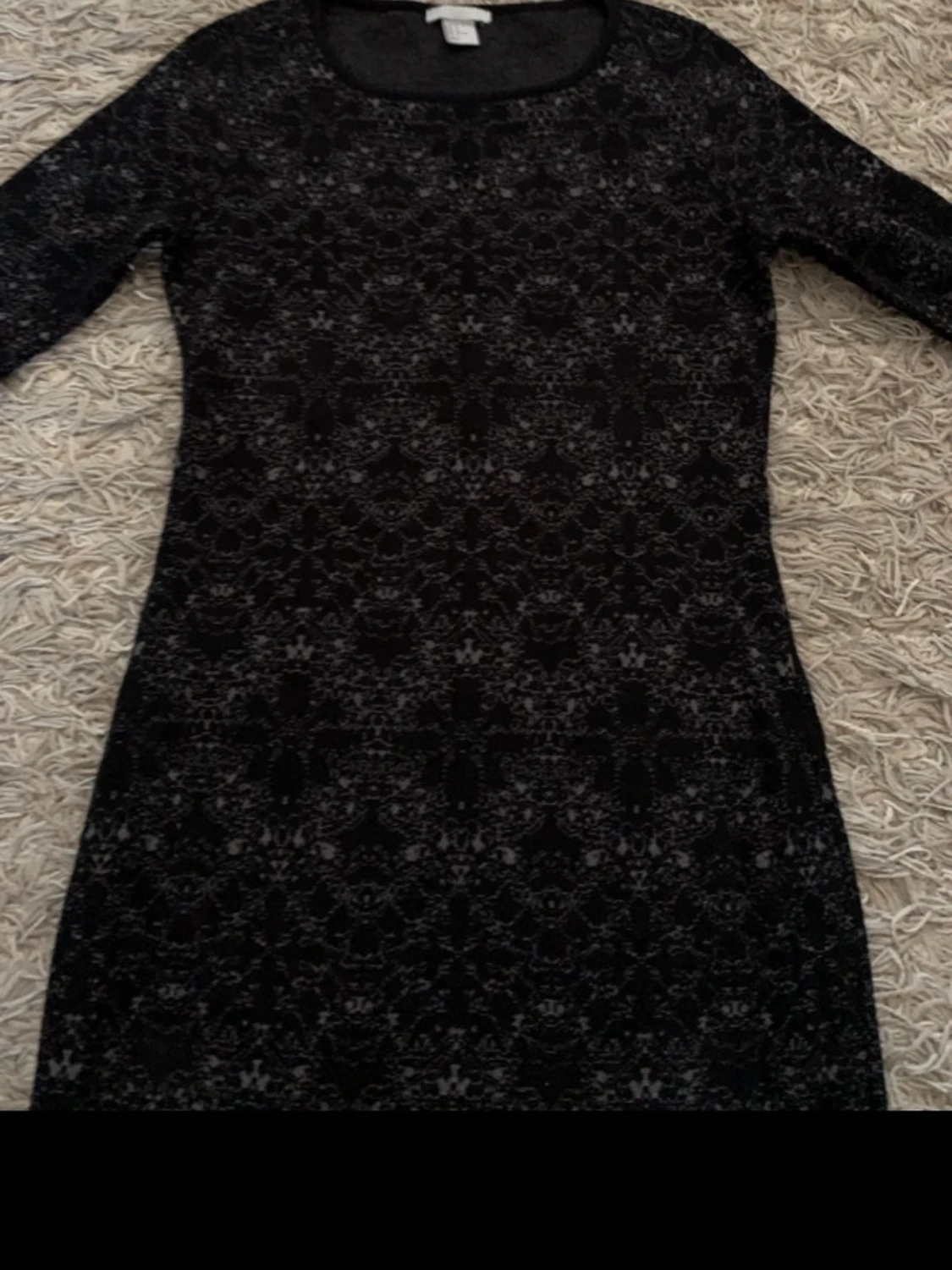 Svart mönstrad klänning med trekvartsärm - 1