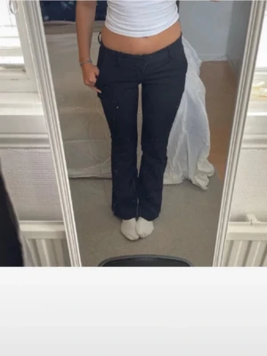 Svarta kostymbyxor bootcut - Bikbok kostymbyxor lågmidjade. Har inget mått band så man får kolla på hemsidan om man vill ha mått