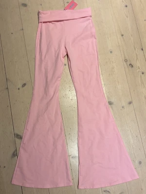 Rosa yogabyxor - Aldrig använda, endast provade. Lappen sitter kvar. Skulle säga att färgen är något mer intensiv än vad som syns på bilden 