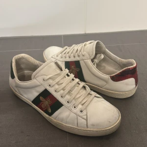 Gucci ace sneakers - “Extremt snygga och unika Gucci ace perfekt för dig som vill se lite bättre ut en alla de vanliga. De är smutsiga men finns hur mycket kvar som helst och ge,  bra skick 7/10 inte tvättade ens. Storlek 42 passar 43!!