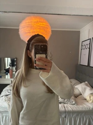 Vit oversized stickad tröja - Vit stickad tröja med oversized passform och rund hals. Tröjan har långa ärmar och är enkel i designen utan synliga mönster eller loggor. Perfekt för en avslappnad och stilren look. Kortade ner den lite där nere❤️