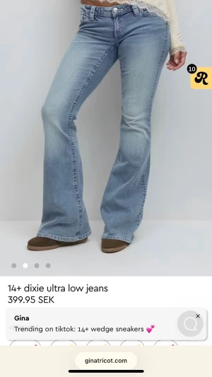 Ljusblå ultra low flare jeans Gina Tricot - Säljer ett par ljusblå ultra low waist jeans från Gina Tricot med utsvängda ben 