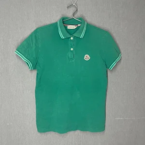 Moncler Piké  - Riktigt fet Moncler Piké. Självklart äkta skick 9/10. Inga flaws, precis som ny, behöver bara strykas! Sitter som en S/M. 