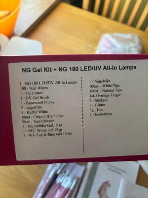 NG Gel Kit med LED/UV All-In Lampa - Komplett NG Gel Kit med NG 180 LED/UV All-In Lampa, nagelolja, tip cutter, UV gel brush, rosenträpinnar, nagelfilar, buffer, nail wipes, geléer, glitter, stickers, lim, övningsfinger och instruktioner. Perfekt för dig som vill fixa snygga naglar hemma. Ingår även ett kit med olika nagelborstar som köptes separat :) 