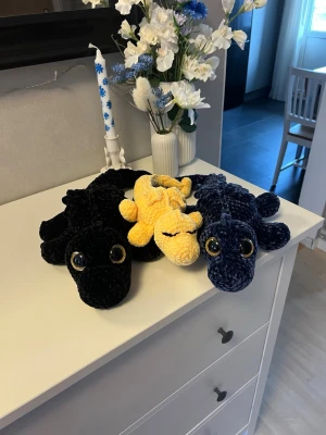 Tre Fourh Wing drakar, Tarin, Andarna, Sgeayl🖤💙💛 - Tre virkade salamander-gosedjur i svart, gul och mörkblå plysch med stora glittriga ögon. Perfekta som dekoration eller kramdjur. Mjuka och detaljerade med tydliga ben och svans. Säljes tillsammans.
