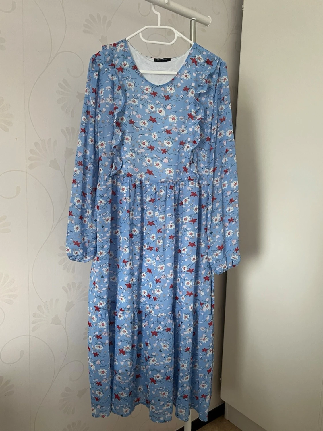 Blommig blå långklänning