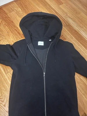 Jack n Jones zip hoodie  - Säljer en fet zip hoodie från Jack n Jones. Passar perfekt nu till våren. Priset är diskuterbart. Passar S/XS jag är 180 och den är lite för liten så skulle rekommendera för 175 ungefär 