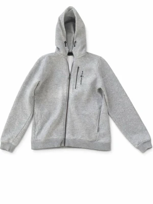 sail racing hoodie full-zip - Snygg grå hoodie från sail racing med dragkedja framtill och huva med dragsko. Bröstficka med dragkedja och logga på vänster sida. Mjuk bomullsblandning och ribbade muddar vid ärmslut och nederkant. Perfekt för en avslappnad stil. 
