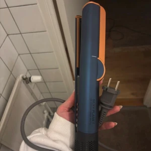 Air straightner från silky planet - En luftplattong som köptes för 1499kr. Endast testad och originalkartongen medkommer. Säljer den åt min tjej!🤗Hör av er vid funderingar!