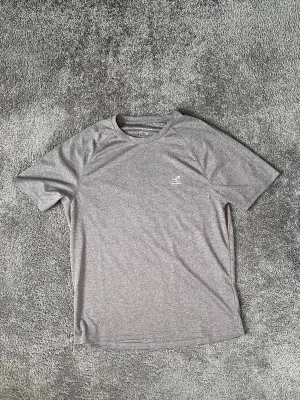 Grå sportig t-shirt Energetics - Ny utan lappar