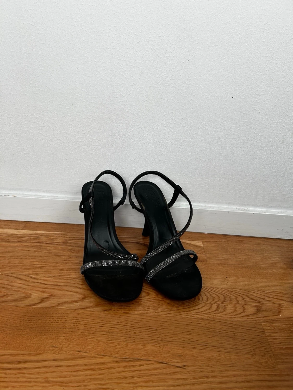 Svarta pumps med smala remmar