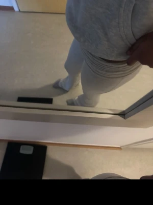 Gråa mjukisbyxor med resårmidja - Säljer ett par gråa mjukisbyxor med resår i midjan och raka ben. Perfekta för chill dagar eller när du vill vara extra bekväm. Byxorna har en klassisk passform och är gjorda i mjukt material.