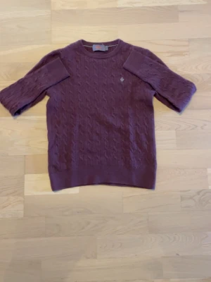 Mörkröd Morris tröja - Mörkröd tröja från Morris. Plagget har inga defekter men krympt en hel del. Passar trodligvis XS