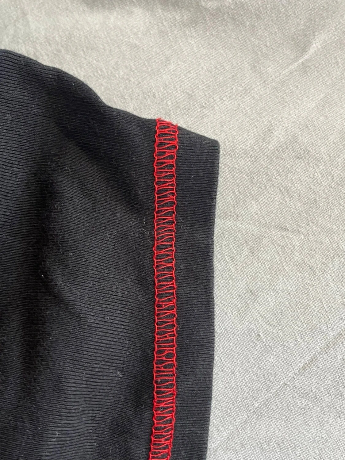 Svart croppad topp med röd drakprint - 2